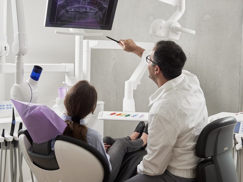 Doctora atendiendo a paciente en Nova Smile Barcelona
