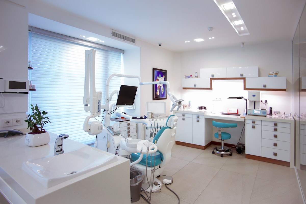 Interior de una clínica dental moderna y luminosa